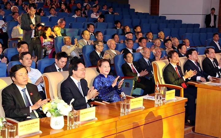 Chủ tịch QH Nguyễn Thị Kim Ngân và các đại biểu tại buổi lễ. Ảnh: TRỌNG ĐỨC (TTXVN)