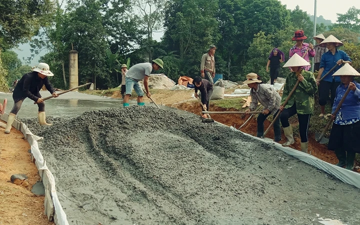 Người dân xã Tùng Bá, huyện Vị Xuyên (Hà Giang) góp công làm đường bê-tông, xây dựng nông thôn mới.