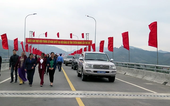 Cầu Bình Ca hoàn thành và đưa vào sử dụng thúc đẩy phát triển kinh tế - xã hội ở các xã vùng chiến khu cách mạng tỉnh Tuyên Quang.