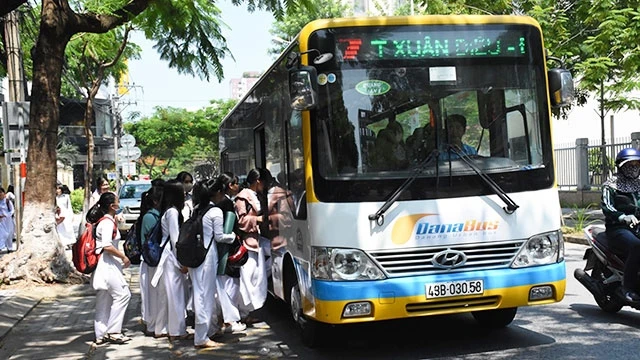 Xe buýt là phương tiện đến trường của nhiều học sinh Đà Nẵng.