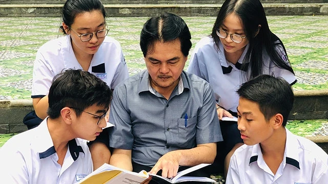 Thầy Huỳnh Thanh Phú và các học sinh Trường THPT Nguyễn Du.