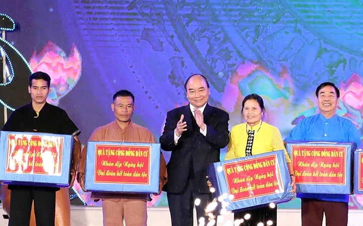 Thủ tướng Nguyễn Xuân Phúc trao quà tặng đại diện đồng bào các dân tộc Việt Nam. Ảnh: THỐNG NHẤT (TTXVN)