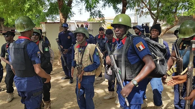 Cảnh sát đột kích một cơ sở giáo dưỡng trái phép ở Nigeria. Ảnh: GETTY IMAGES