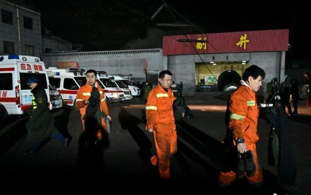Lực lượng chức năng Trung Quốc triển khai cứu hộ tại hiện trường vụ tai nạn. Ảnh: Chinanews.com
