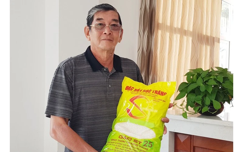 Ông Hồ Quang Cua rất tự hào về gạo ST25. Ảnh: Zing.vn