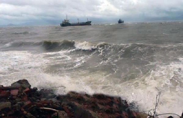 Chủ động ứng phó bão giật cấp 13 gần Biển Đông