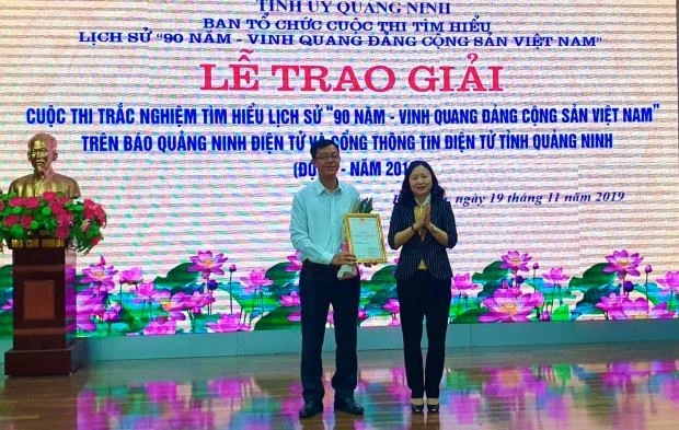 Trưởng Ban Tuyên giáo Tỉnh ủy Quảng Ninh Vi Thị Ngọc Bích trao Giải nhất cho đồng chí Lê Kim Ngọc.