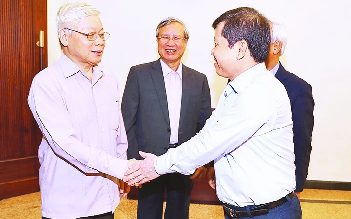Tổng Bí thư, Chủ tịch nước Nguyễn Phú Trọng với các đồng chí Ban Chỉ đạo Trung ương về phòng, chống tham nhũng. Ảnh: TRÍ DŨNG (TTXVN)