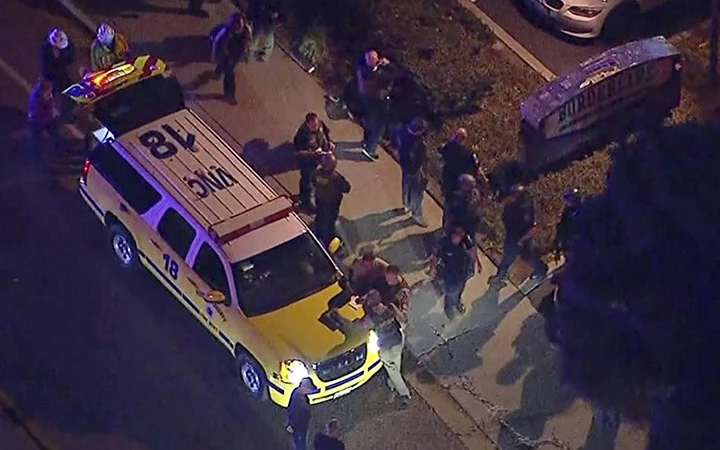 Lực lượng cứu hộ tại hiện trường vụ xả súng ở California. Ảnh Reuters