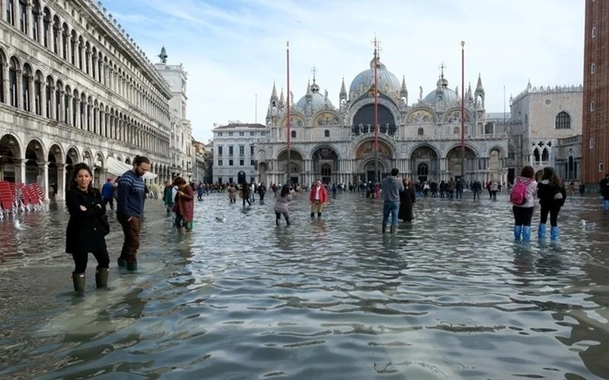 Du khách lội nước trên Quảng trường St. Mark, tại Venice, ngày 16-11. (Ảnh: Reuters)