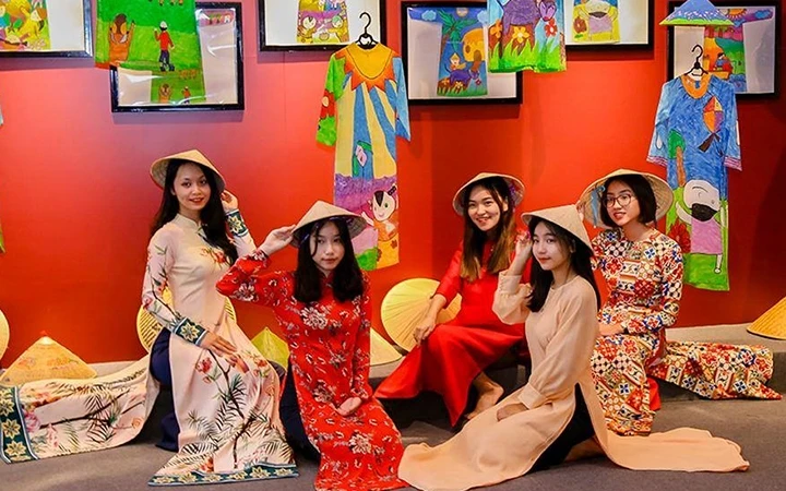 Trình diễn trang phục áo dài truyền thống tại Trung tâm Triển lãm văn hóa nghệ thuật Việt Nam.