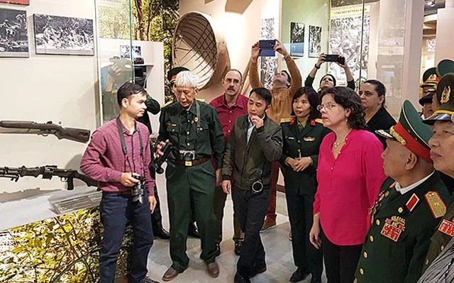 Đại sứ Cuba tại Việt Nam Lianys Torres Rivera (áo hồng) cùng Đoàn đại biểu Đại sứ quán Cuba tham quan Bảo tàng Đường Hồ Chí Minh.