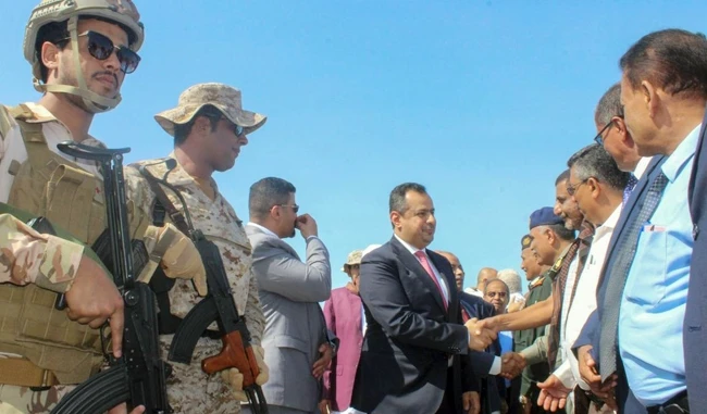 Giới chức Yemen đón Thủ tướng M.Abdulmalik tại sân bay Aden. Ảnh | THENATIONAL.AE
