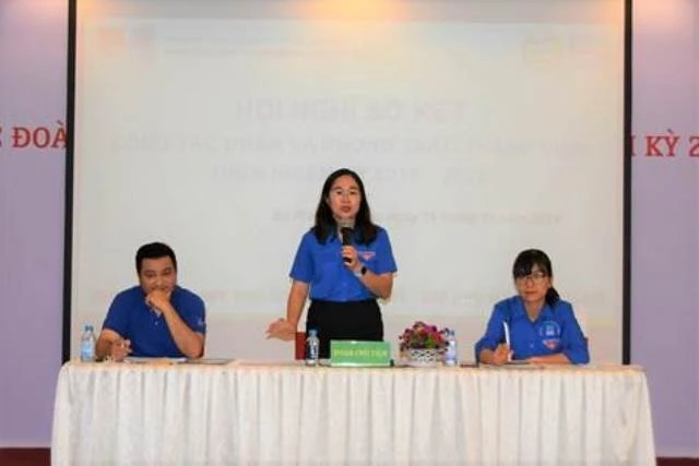 Đồng chí Vũ Thị Thanh Hương trình bày Báo cáo sơ kết công tác Đoàn và phong trào thanh niên nửa đầu nhiệm kỳ 2017 - 2022.