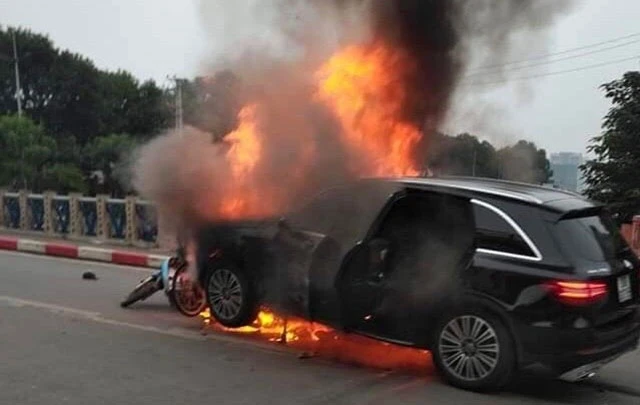 Chiếc xe ô-tô bùng cháy dữ dội sau vụ tai nạn.