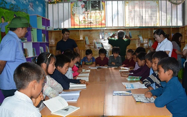 Học sinh liên trường Lũng Pù đọc sách tại thư viện của nhà trường.