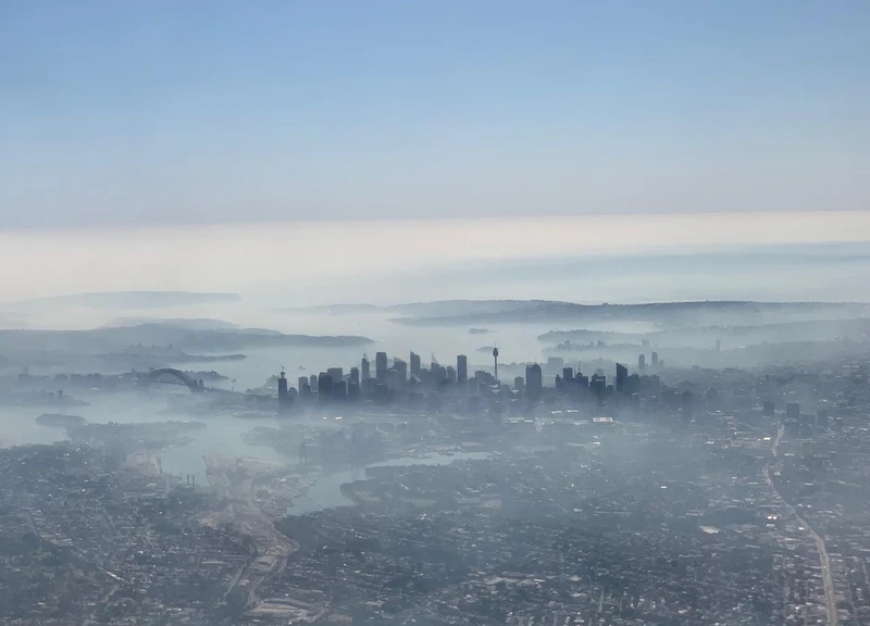 Thành phố Sydney bị bao phủ trong khói mù từ các đám cháy rừng (Ảnh: Reuters)