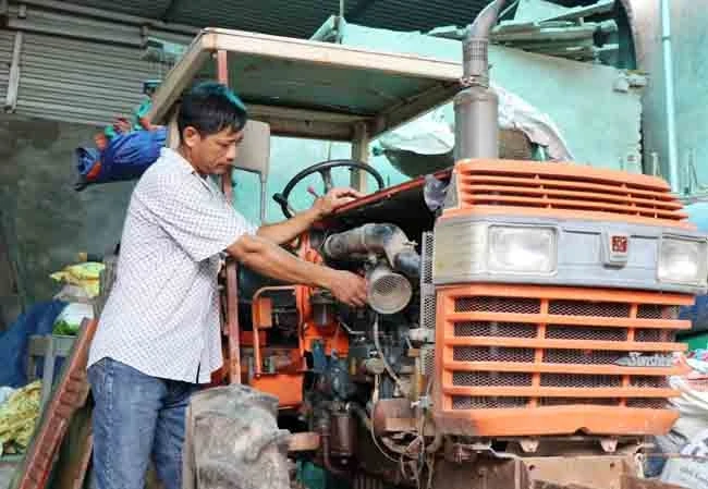 Nhờ nguồn vốn vay từ Ngân hàng CSXH, anh Nguyễn Văn Nam ở thôn Nghi An, xã Trạm Lộ, huyện Thuận Thành (Bắc Ninh) đầu tư máy móc phục vụ sản xuất nông nghiệp.