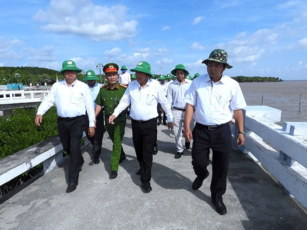 Phó Thủ tướng Thường trực Trương Hòa Bình kiểm tra sạt lở trên địa bàn huyện Ngọc hiển, tỉnh Cà Mau.
