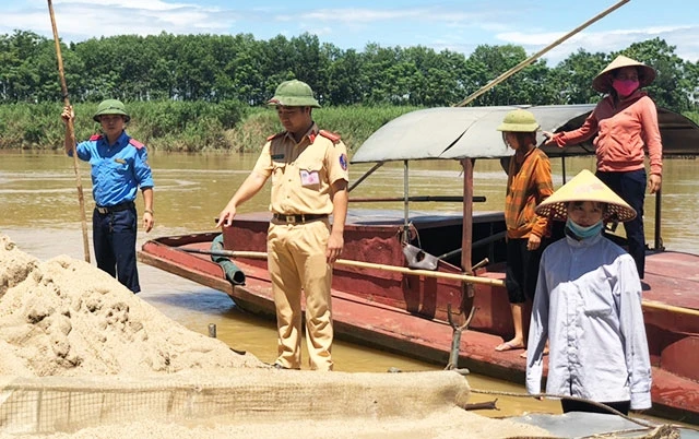 Đoàn liên ngành bắt giữ thuyền khai thác cát trái phép tại sông Lam (Nghệ An).