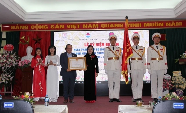 Bộ trưởng Y tế Nguyễn Thị Kim Tiến tặng Huân chương Lao động hạng Nhì cho Bộ môn Lao và bệnh phổi. 