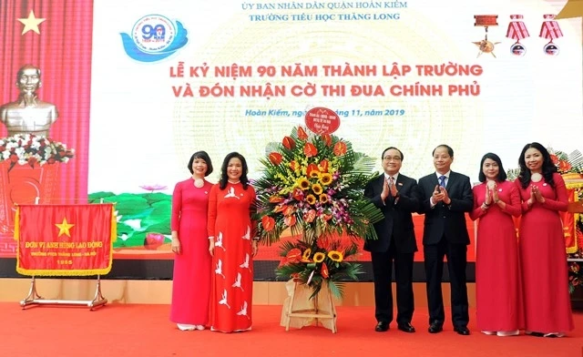 Ủy viên Bộ Chính Trị, Bí thư Thành ủy Hà Nội Hoàng Trung Hải, tặng hoa chúc mừng Trường Tiểu học Thăng Long.