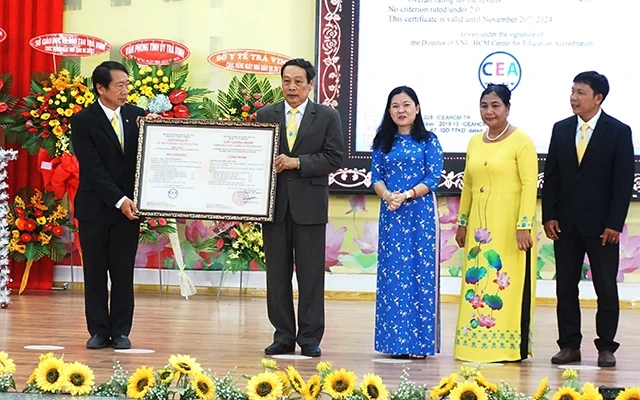 Trao chứng nhận đạt chuẩn chất lượng cơ sở giáo dục cho Trường đại học Trà Vinh.