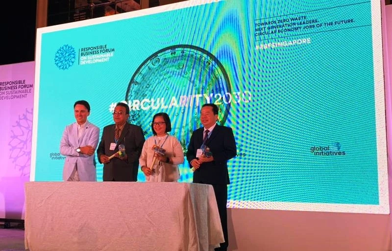 Ông Mai Văn Huỳnh cùng với đại diện hai thành phố của Thái Lan và Philippines nhận quà tặng danh dự từ WWF sau khi ký kết bản Tuyên bố giảm nhựa.