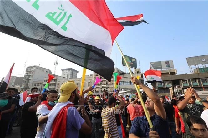 Người dân tham gia biểu tình phản đối Chính phủ tại thủ đô Baghdad, Iraq ngày 30/10/2019. (Ảnh: THX/TTXVN)