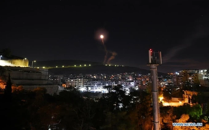Lực lượng phòng không Syria đáp trả các vụ tấn công tên lửa trên bầu trời Damascus, ngày 20-11. (Ảnh: Tân Hoa xã)