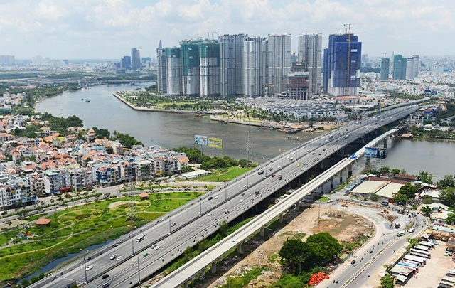 Cầu Thủ Thiêm kết nối giữa quận 2 và quận 1 đã giúp giải tỏa giao thông cho đường Nguyễn Hữu Cảnh.