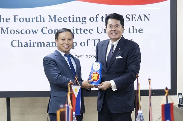 Đại sứ Việt Nam Ngô Đức Mạnh tiếp nhận chức Chủ tịch AMC từ Đại sứ Thái-lan.