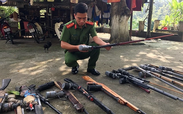Phòng Cảnh sát quản lý hành chính về trật tự xã hội, Công an tỉnh Lạng Sơn phát hiện, thu giữ nhiều vũ khí thô sơ, công cụ hỗ trợ.