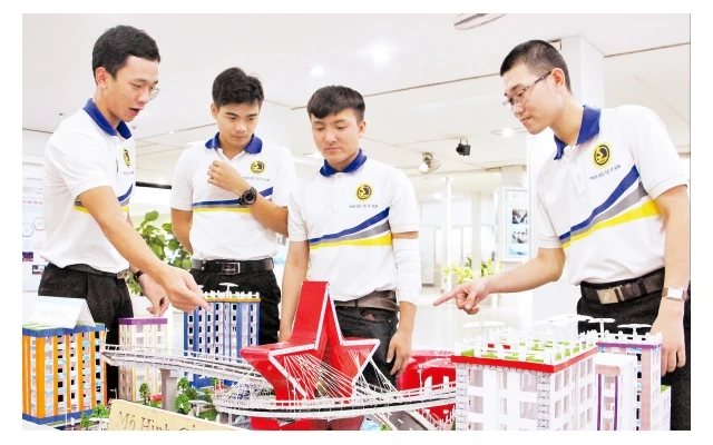 Mô hình thiết kế cầu thông minh của nhóm sinh viên Trường đại học Giao thông vận tải TP Hồ Chí Minh.