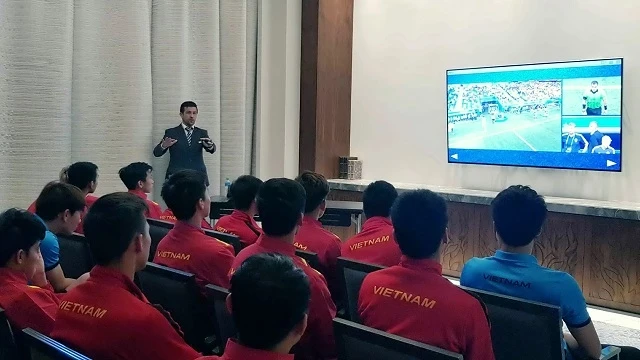 Tuyển Việt Nam được tập huấn về công nghệ VAR trước thềm trận tứ kết Asian Cup 2019 gặp Nhật Bản hồi đầu năm. (Ảnh: VFF)