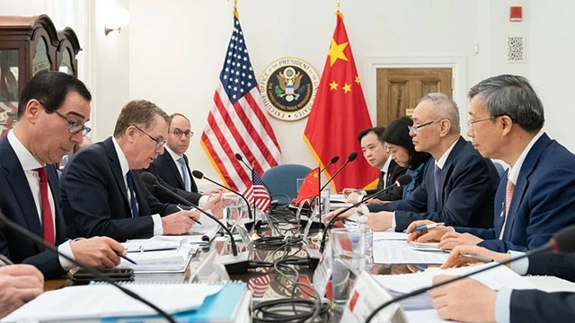 Các vòng đàm phán thương mại giữa Mỹ (trái) và Trung Quốc vẫn tồn tại bất đồng. Ảnh: AP