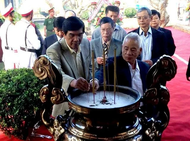 Các đồng chí nguyên lãnh đạo tỉnh Đắk Lắk dâng hương kỷ niệm 79 năm Ngày thành lập Chi bộ Đảng đầu tiên tại Đắk Lắk.