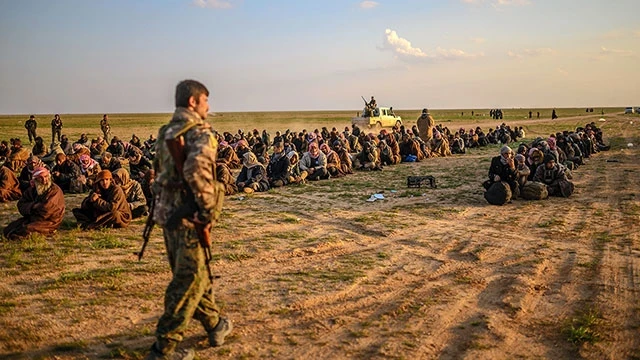Người Kurd không đủ lực lượng để canh giữ hàng nghìn tù binh IS. Ảnh: THE NEW YORKER