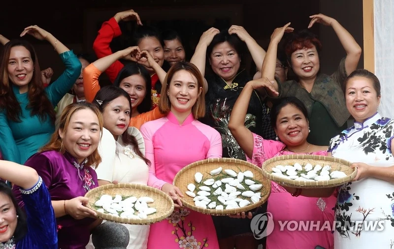 Các cô dâu là người nước ngoài học làm bánh truyền thống của Hàn Quốc dịp lễ Trung Thu hôm 9-9 (Ảnh: YONHAP)