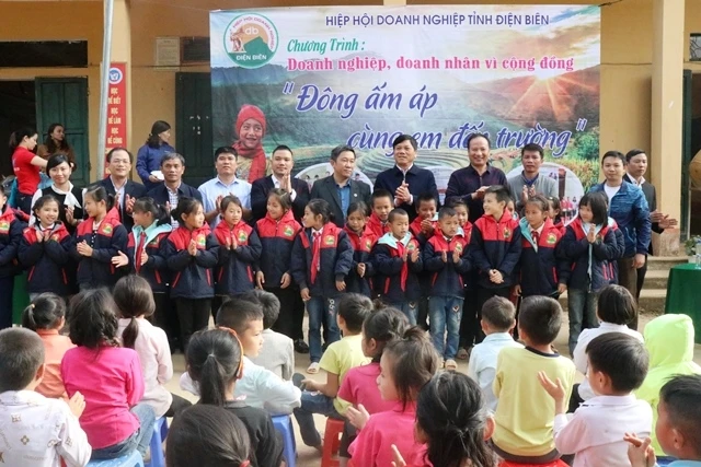 Hiệp hội Doanh nghiệp tỉnh Điện Biên trao áo ấm cho học sinh xã Búng Lao.