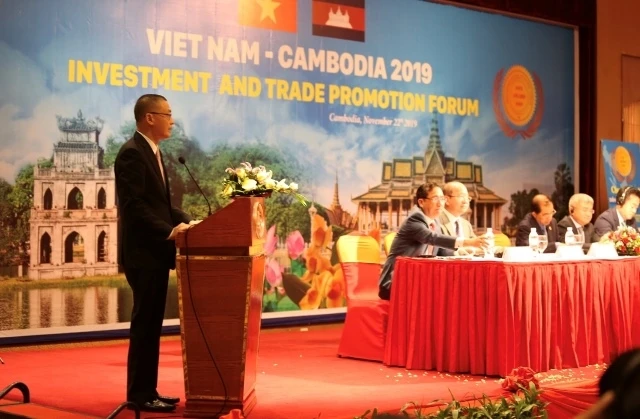Đại sứ Việt Nam tại Cambodia Vũ Quang Minh phát biểu ý kiến tại Diễn đàn.