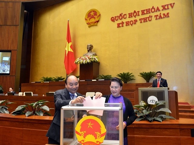 Thủ tướng Chính phủ Nguyễn Xuân Phúc và Chủ tịch Quốc hội Nguyễn Thị Kim Ngân bỏ phiếu thông qua Nghị quyết. 