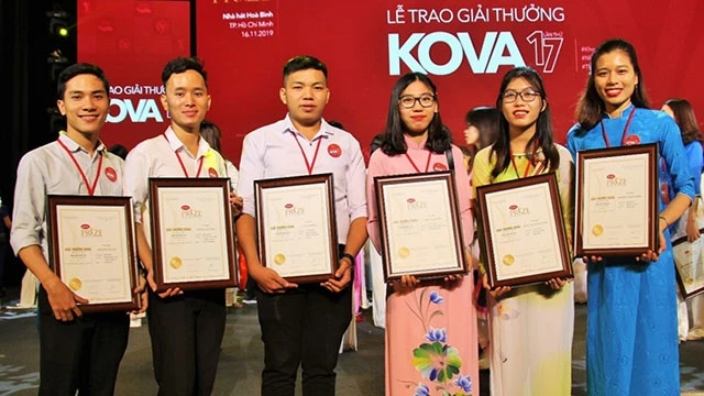 Những sinh viên xuất sắc nhận Giải thưởng KOVA năm nay.
