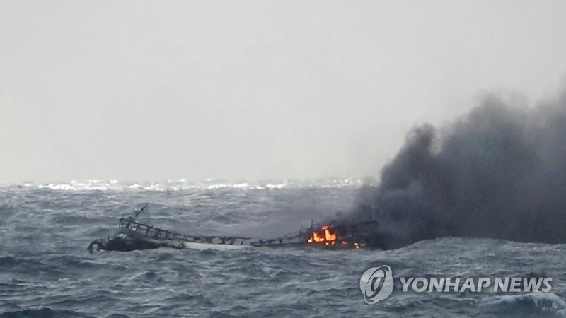 Tàu cá bốc cháy gần đảo Jeju hôm 19-11 (Ảnh: YONHAP) 