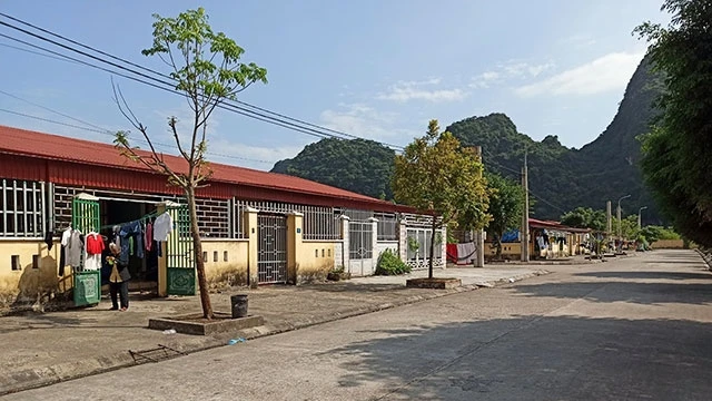 Khu tái định cư làng chài ở phường Hà Phong (TP Hạ Long) thường ngày thưa vắng bóng người.