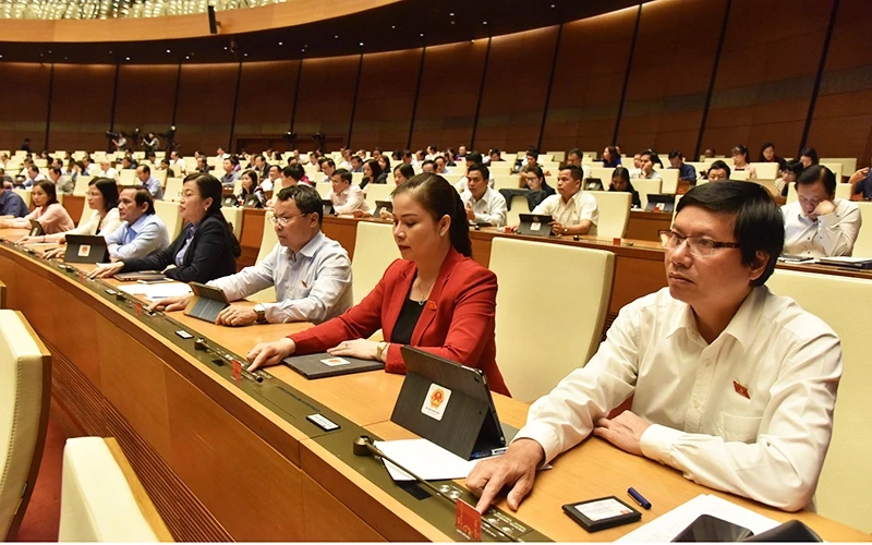 Đoàn đại biểu Quốc hội tỉnh Hòa Bình tham gia biểu quyết, chiều 22-11.