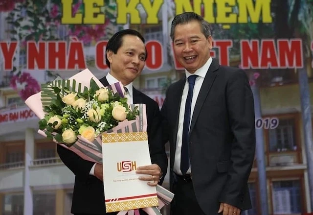 PGS,TS Nguyễn Quang Liệu (bên trái ảnh) (Ảnh: ĐHQGHN)