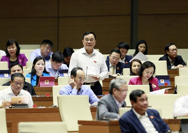 Đại biểu Quốc hội tỉnh Thanh Hóa phát biểu ý kiến thảo luận tại hội trường. Ảnh: DUY LINH