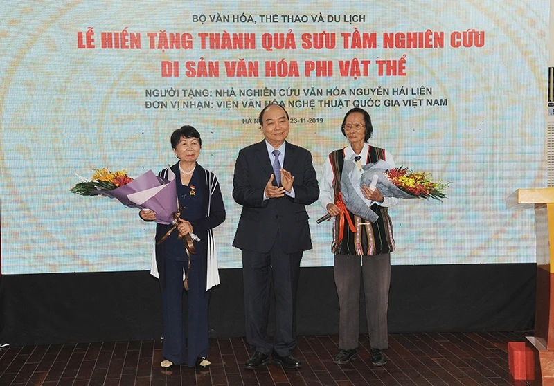 Thủ tướng Nguyễn Xuân Phúc tặng hoa Nhà nghiên cứu văn hoá Nguyễn Hải Liên (Ảnh: TRẦN HẢI)