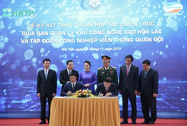 Chủ tịch Quốc hội Nguyễn Thị Kim Ngân và đại diện các bộ chứng kiến lễ ký kết.